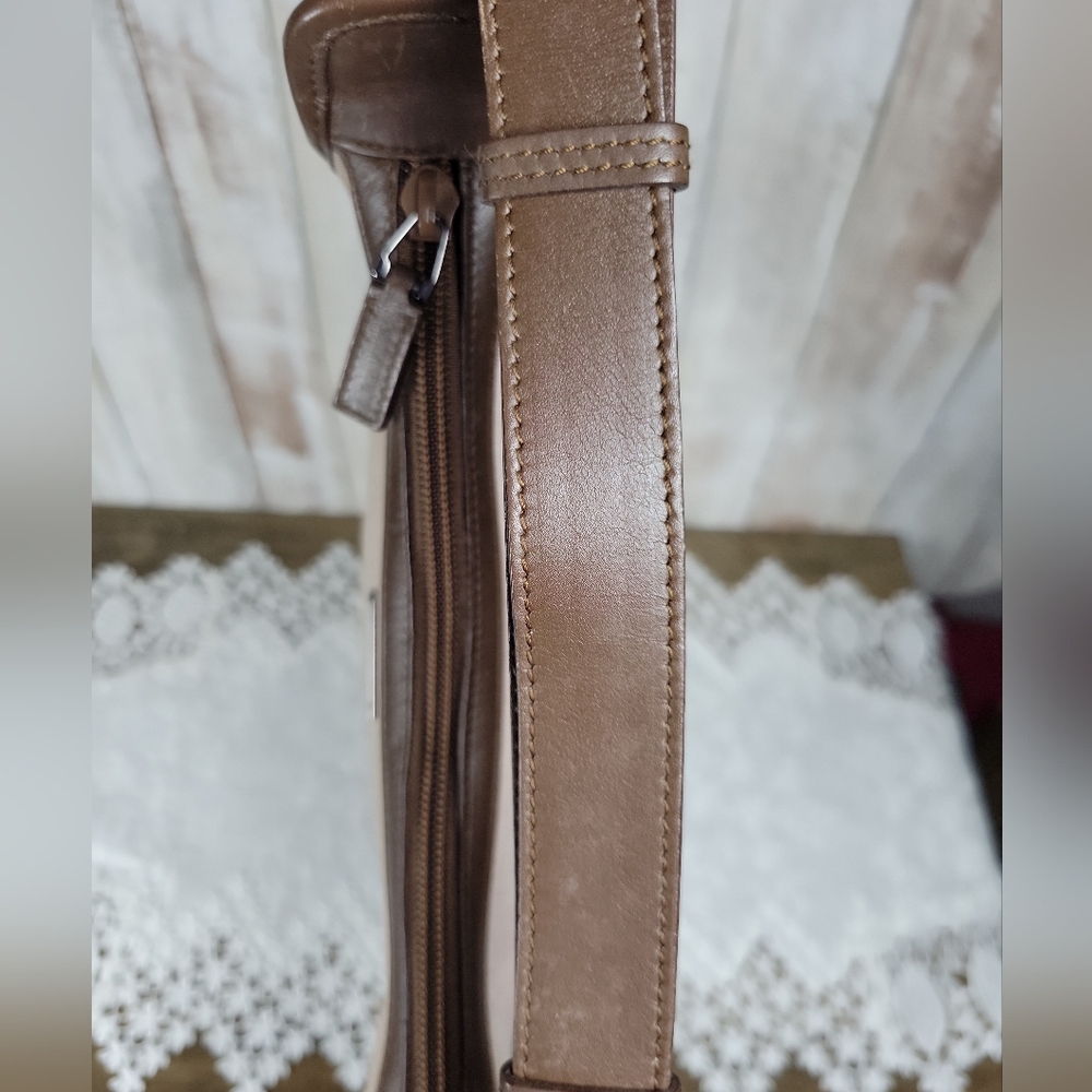 Vintage Gucci Canvas and Leather Bag - Picture 8 of 10